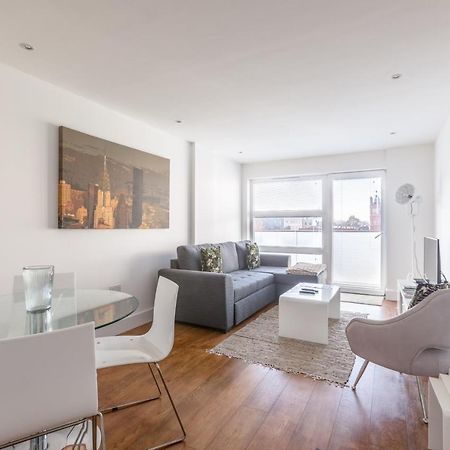 Luxury 2-Bed Flat Parking And Close To The Tube London Exterior photo