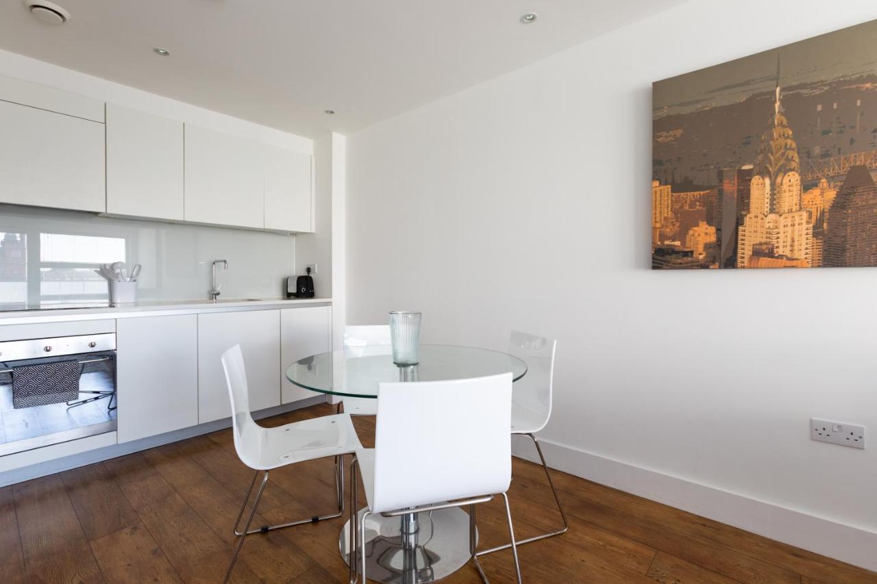 Luxury 2-Bed Flat Parking And Close To The Tube London Exterior photo