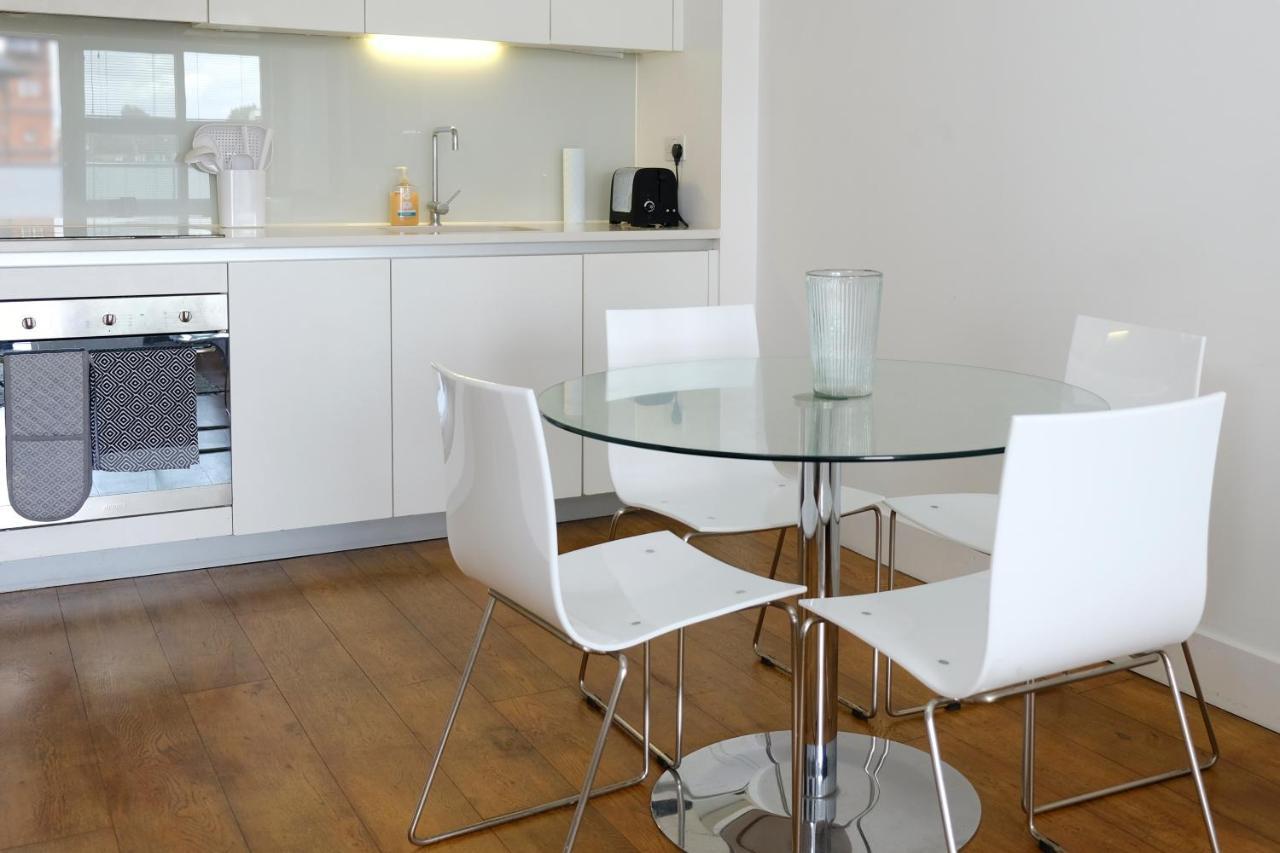 Luxury 2-Bed Flat Parking And Close To The Tube London Exterior photo