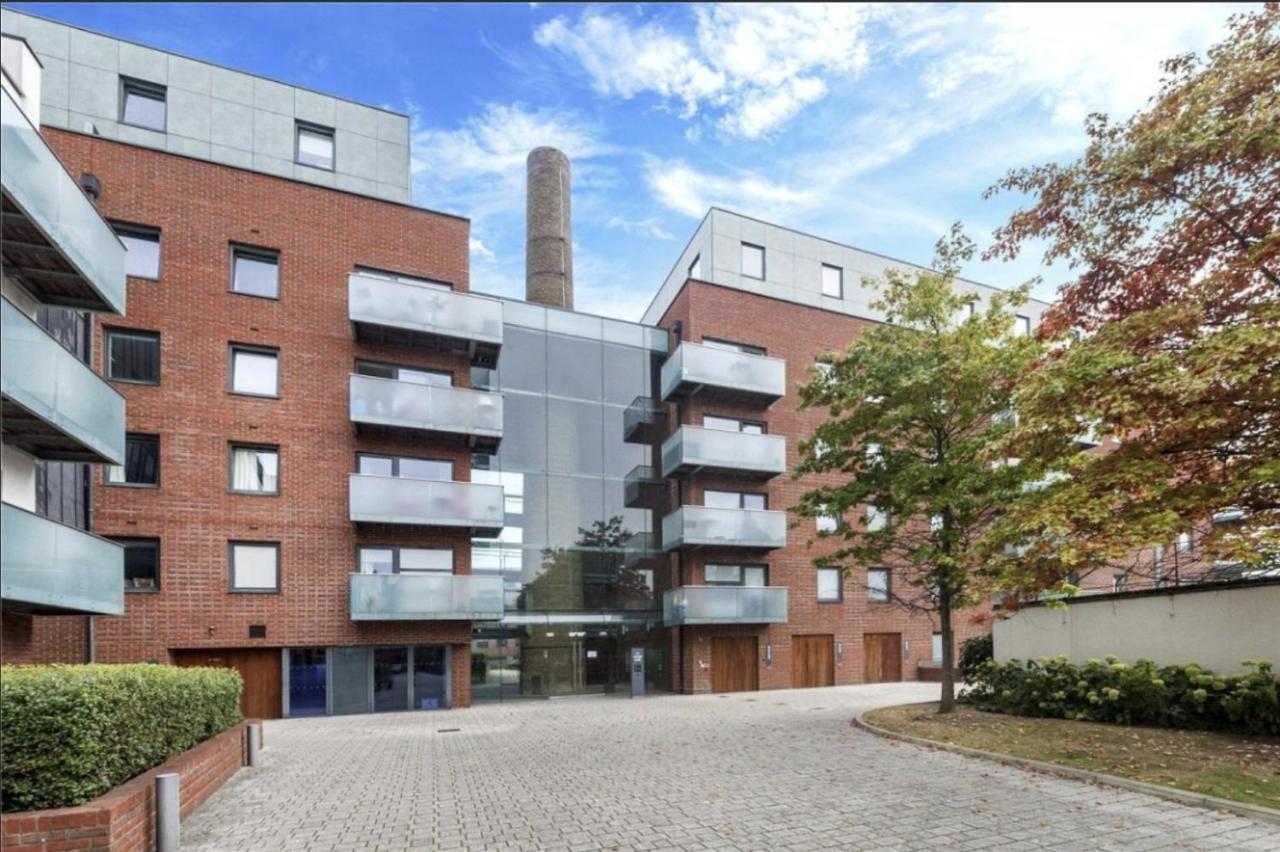 Luxury 2-Bed Flat Parking And Close To The Tube London Exterior photo