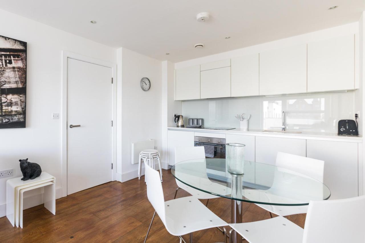 Luxury 2-Bed Flat Parking And Close To The Tube London Exterior photo